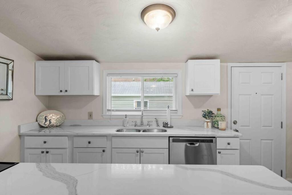 Beach Bungalow - 1 Block to Beach - Pets Welcome! view 4