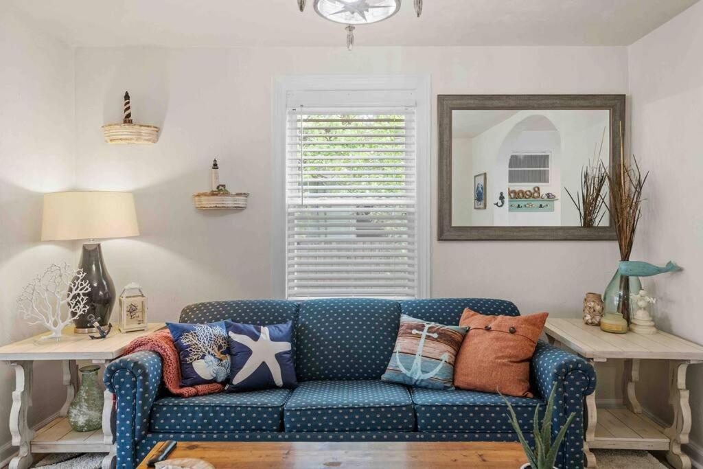 Beach Bungalow - 1 Block to Beach - Pets Welcome! view 5