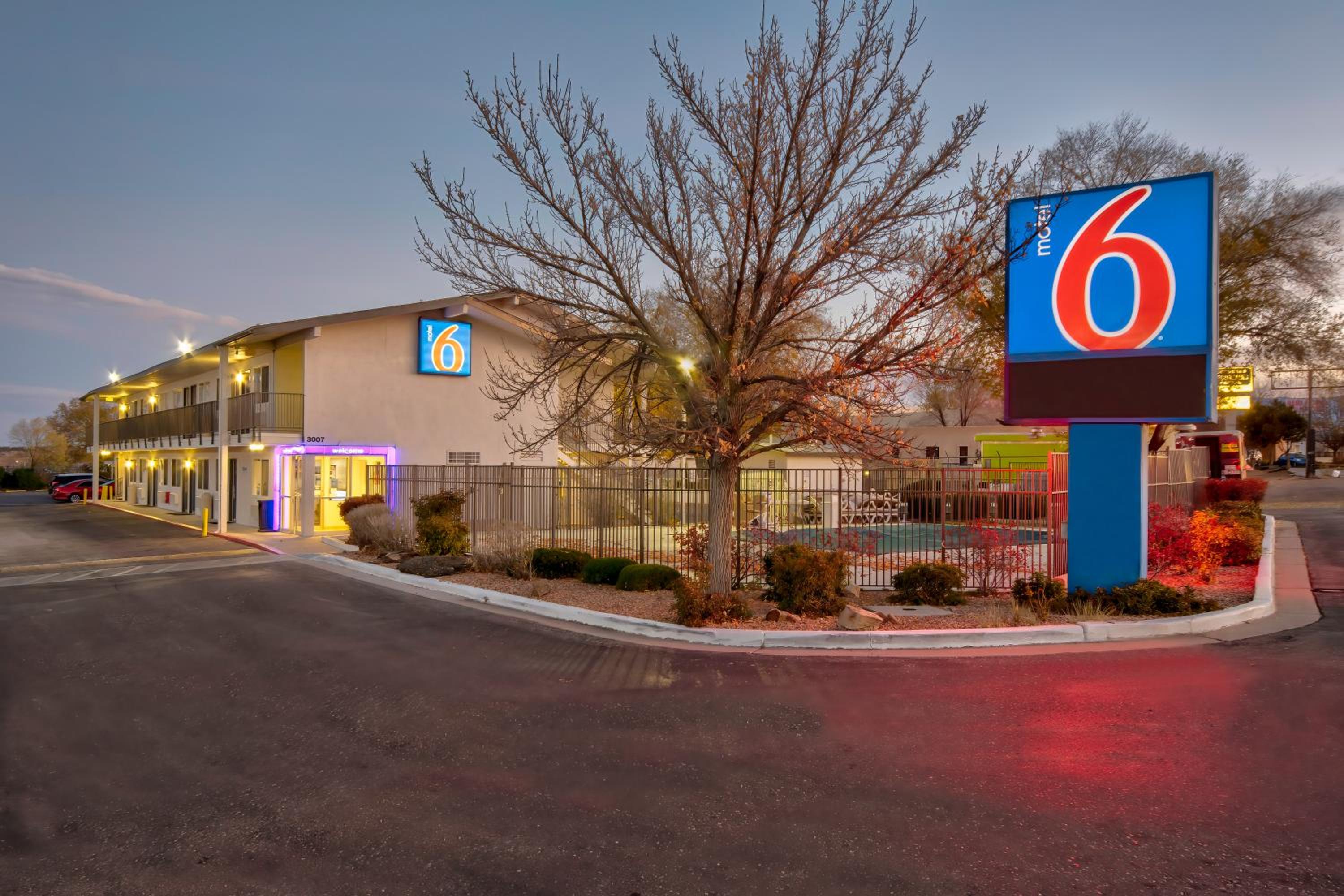 Hotel Motel 6 Santa Fe - Image 1
