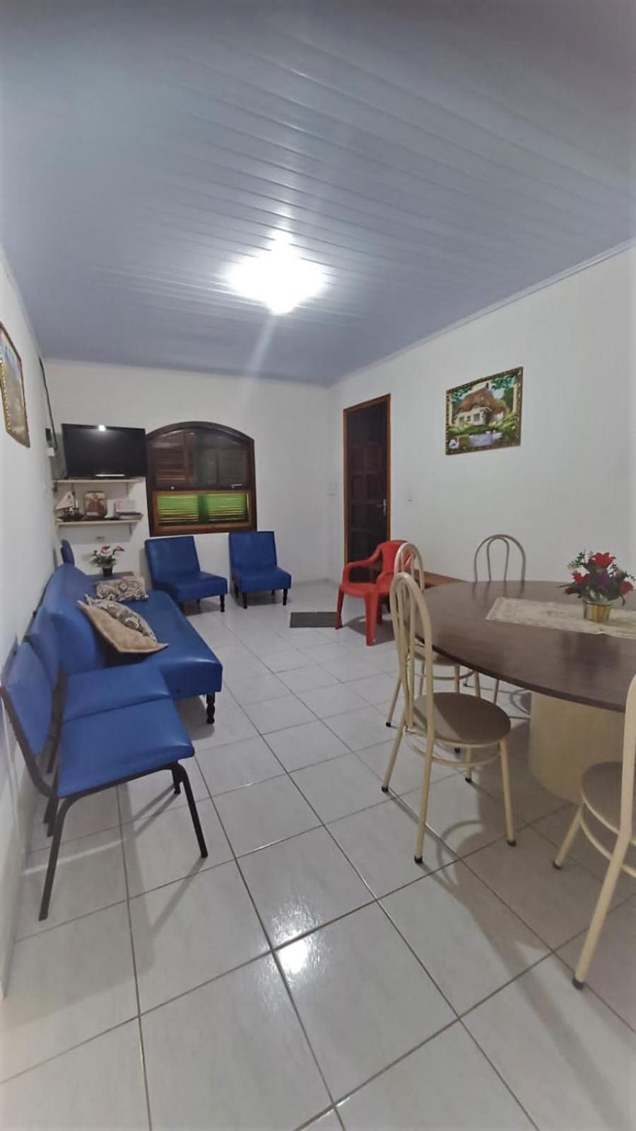 Casa 3 quartos, 2 bwcs e a meia quadra da praia!