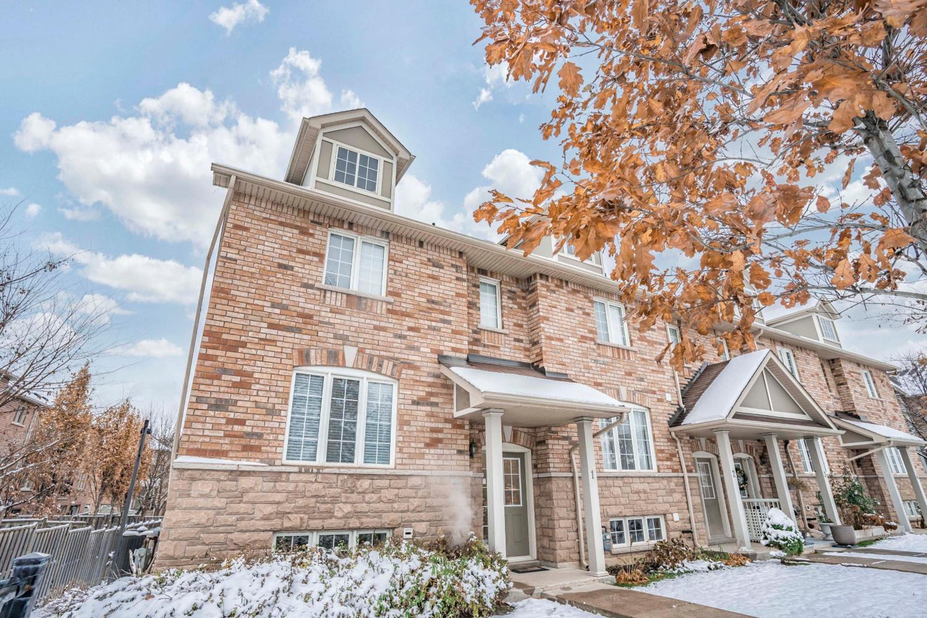 Stylish 4BR Home 20 Mins from YYZ