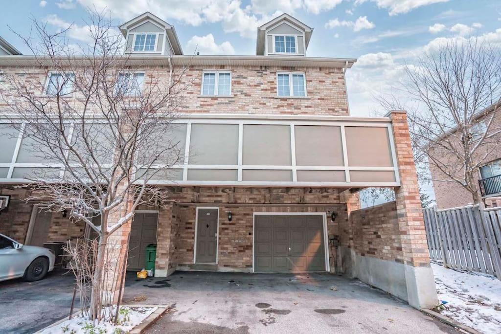 Stylish 4BR Home 20 Mins from YYZ
