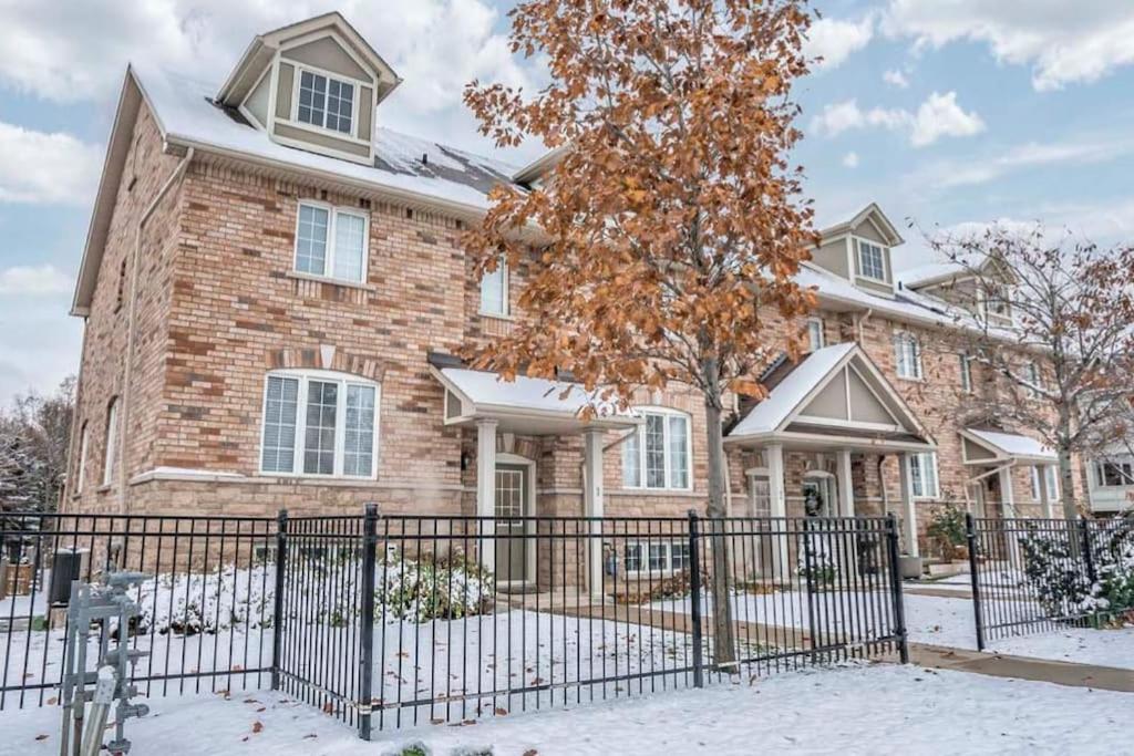 Stylish 4BR Home 20 Mins from YYZ