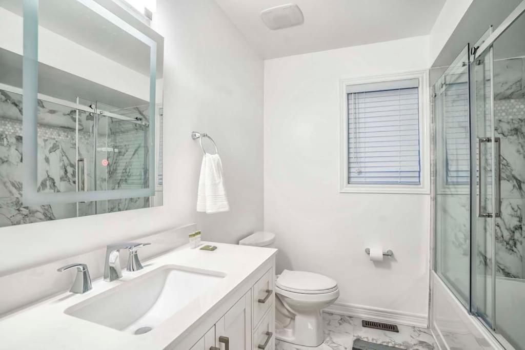 Stylish 4BR Home 20 Mins from YYZ