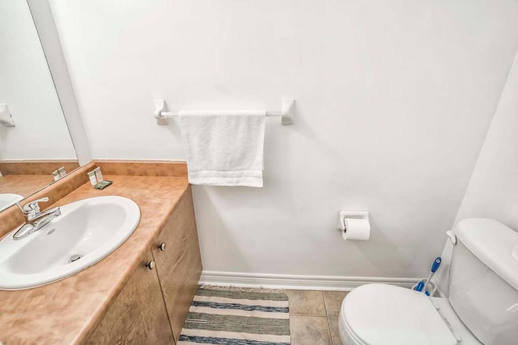 Stylish 4BR Home 20 Mins from YYZ