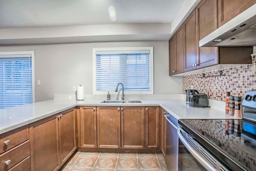 Stylish 4BR Home 20 Mins from YYZ