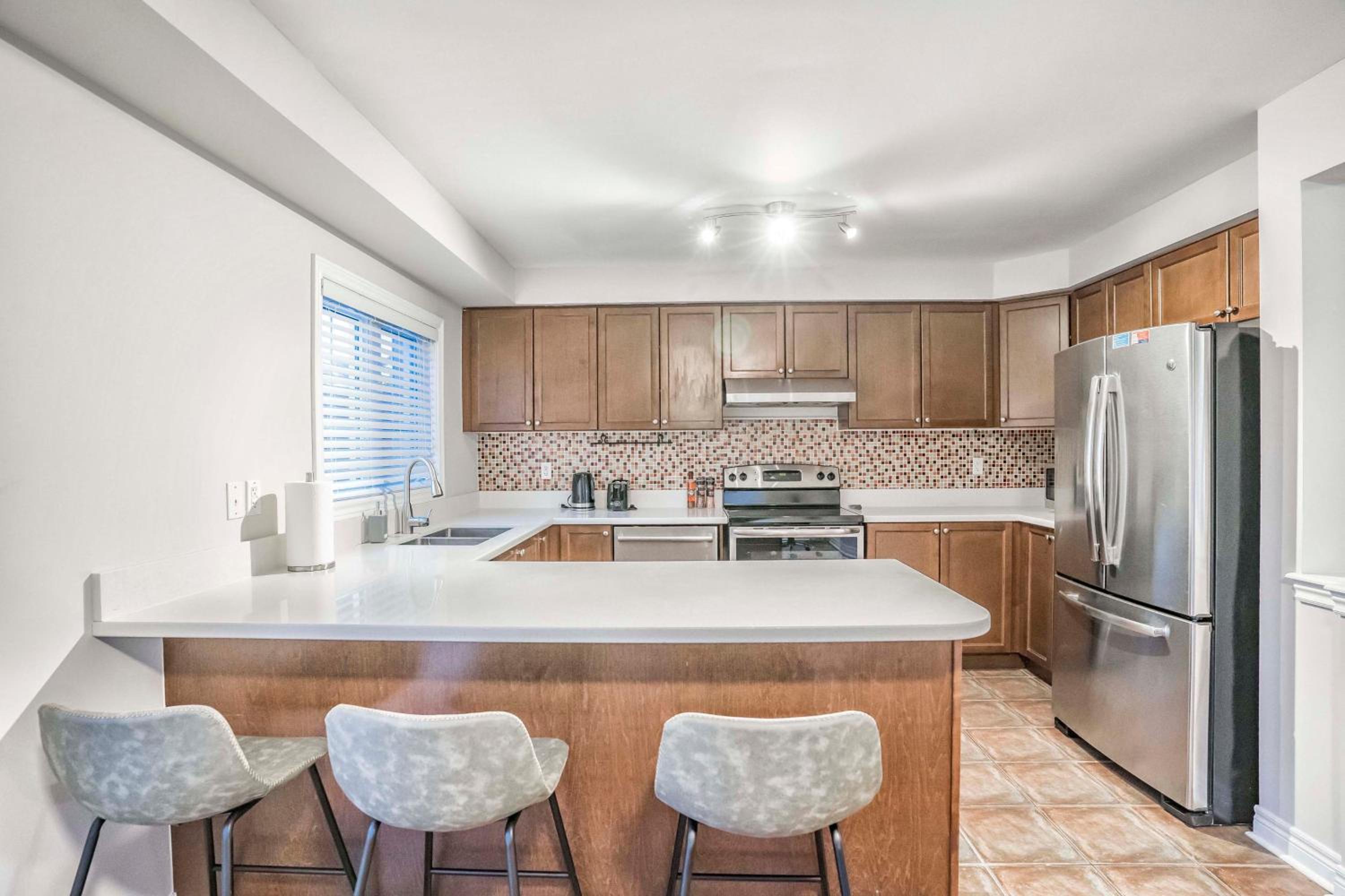 Stylish 4BR Home 20 Mins from YYZ