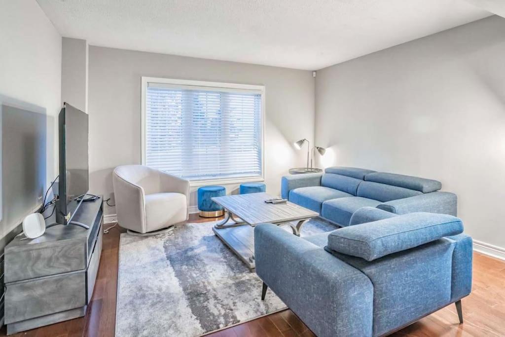Stylish 4BR Home 20 Mins from YYZ