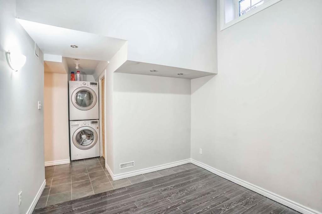 Stylish 4BR Home 20 Mins from YYZ