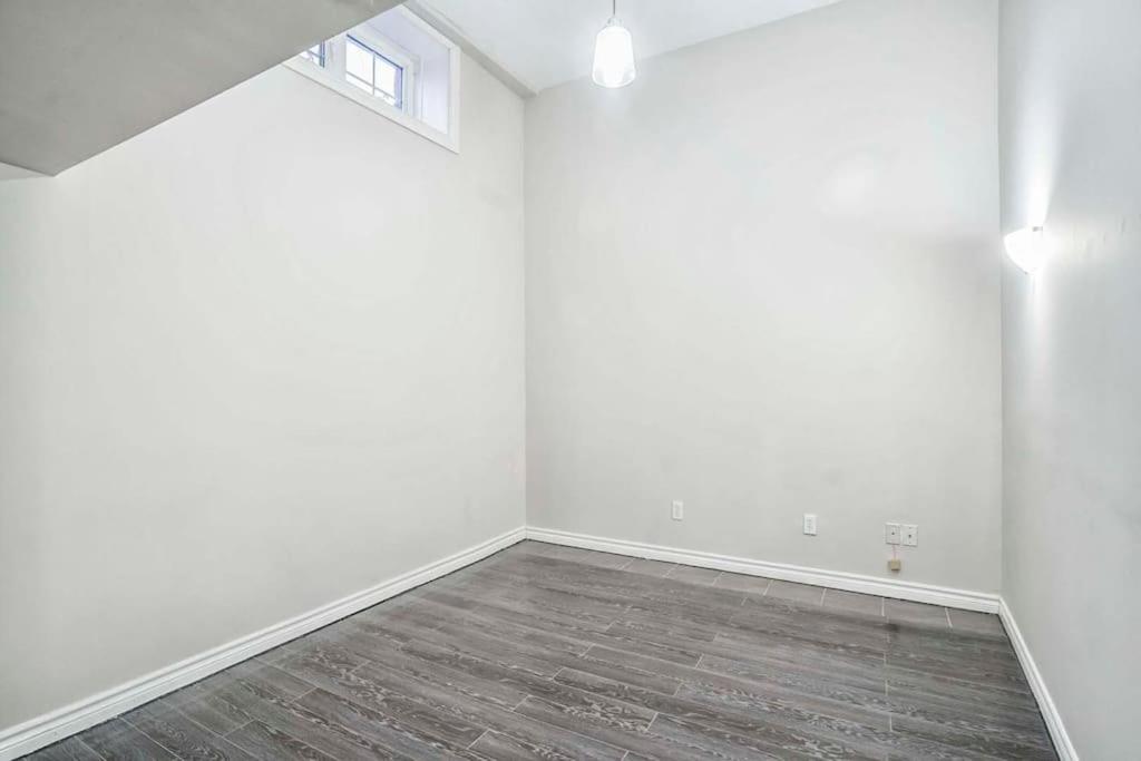 Stylish 4BR Home 20 Mins from YYZ