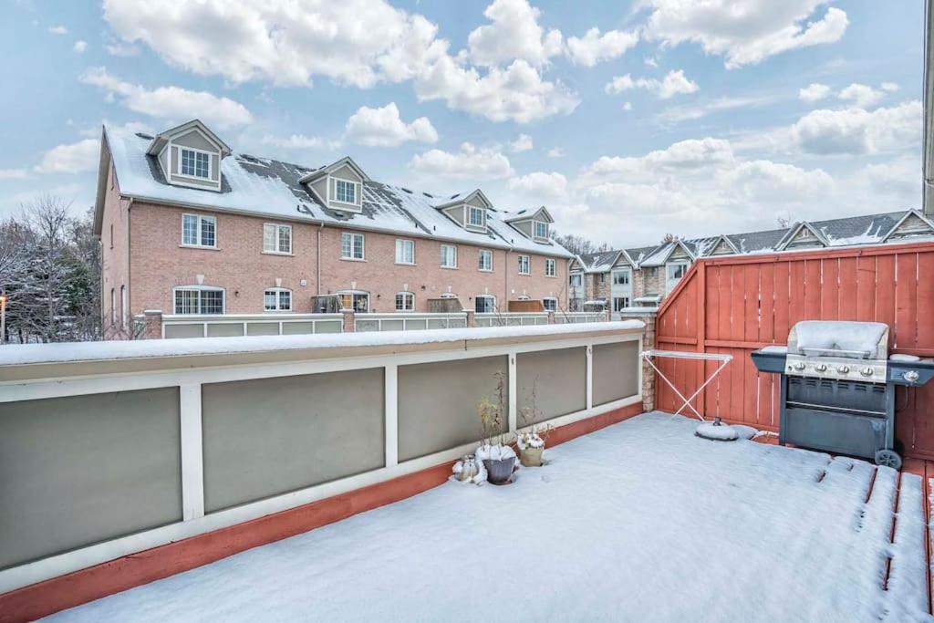 Stylish 4BR Home 20 Mins from YYZ