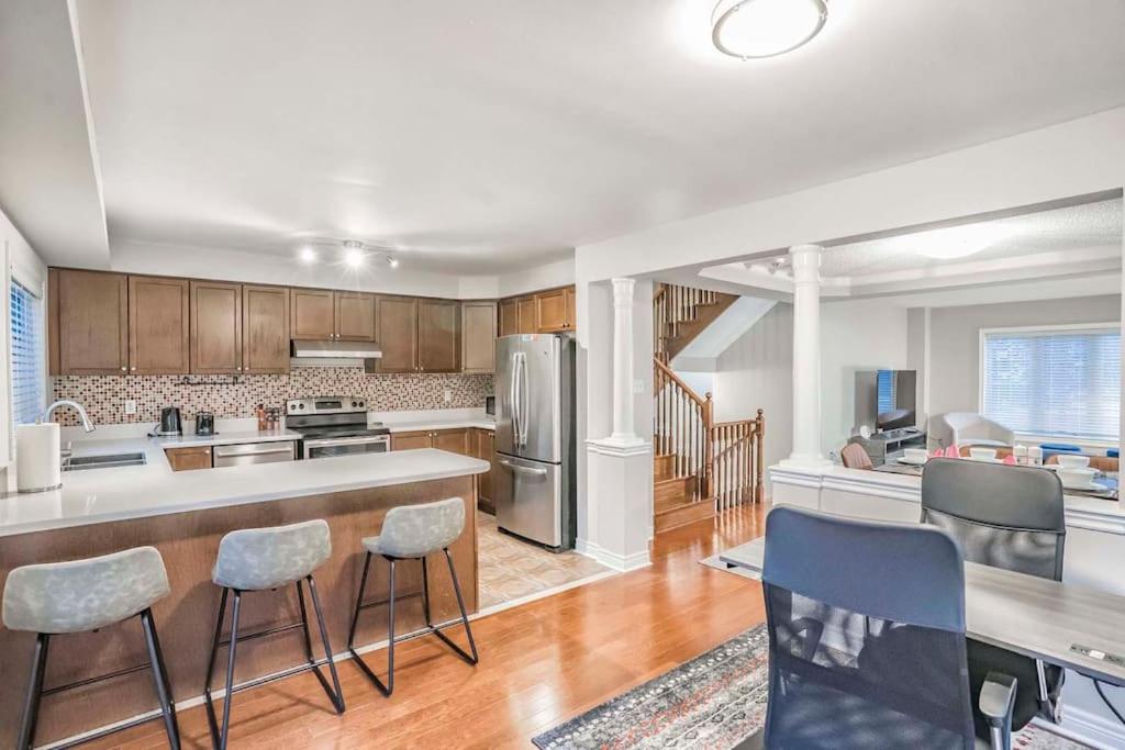 Stylish 4BR Home 20 Mins from YYZ