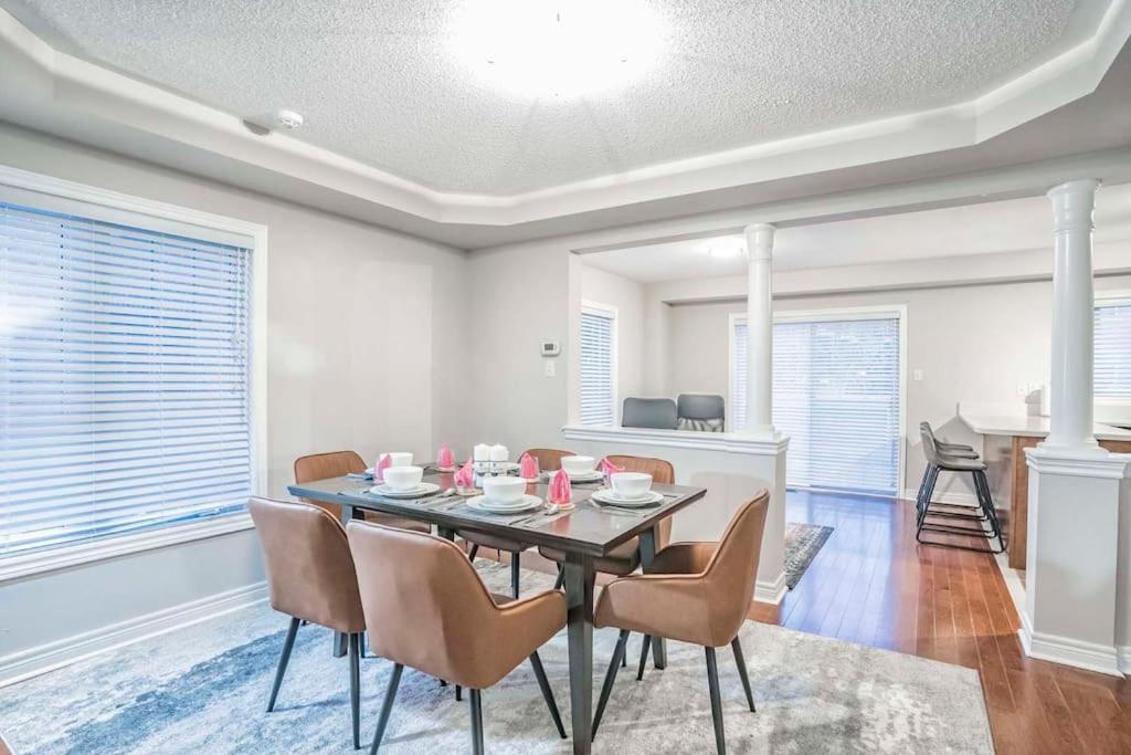 Stylish 4BR Home 20 Mins from YYZ