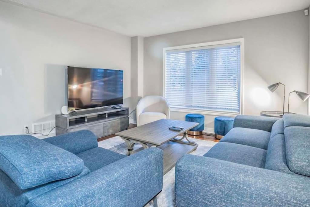 Stylish 4BR Home 20 Mins from YYZ