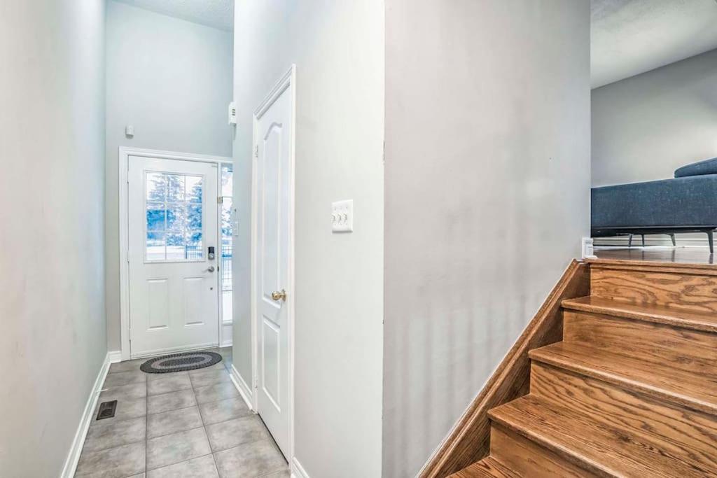 Stylish 4BR Home 20 Mins from YYZ