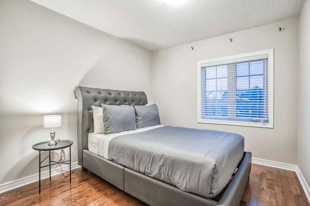 Stylish 4BR Home 20 Mins from YYZ