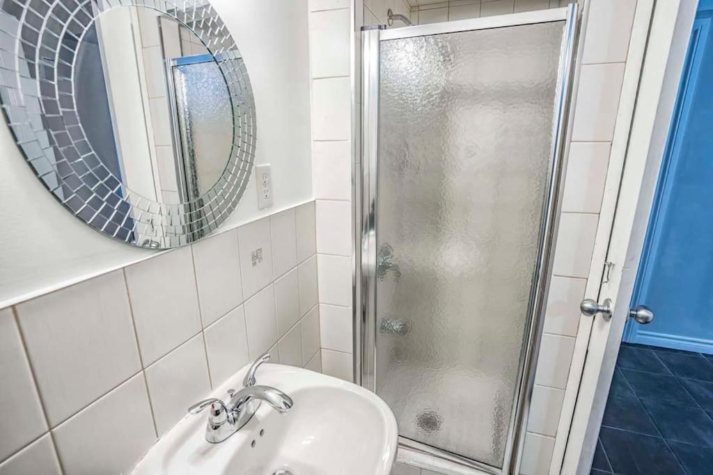 Stylish 4BR Home 20 Mins from YYZ