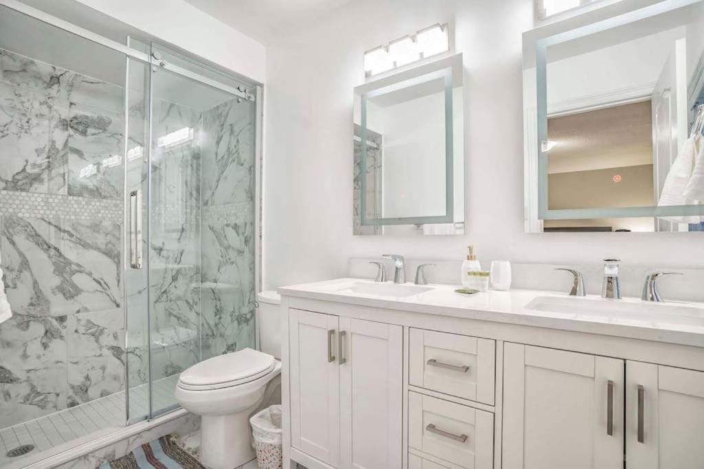 Stylish 4BR Home 20 Mins from YYZ