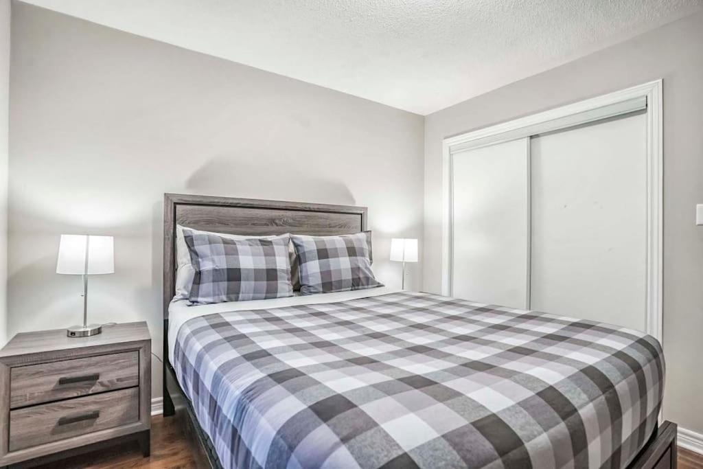 Stylish 4BR Home 20 Mins from YYZ