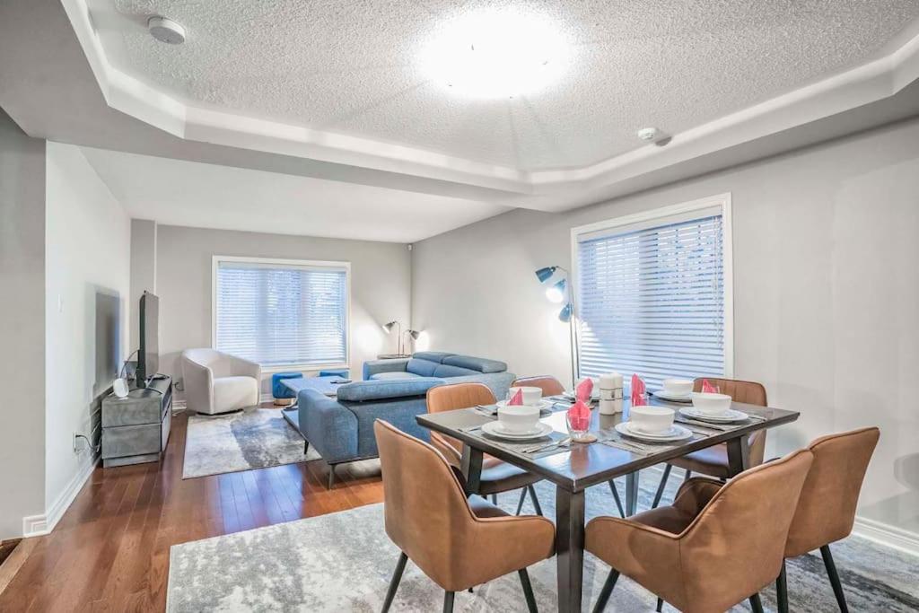 Stylish 4BR Home 20 Mins from YYZ