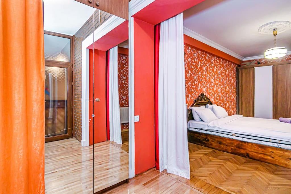 Comfortable and Spacious Apartment in the Center
