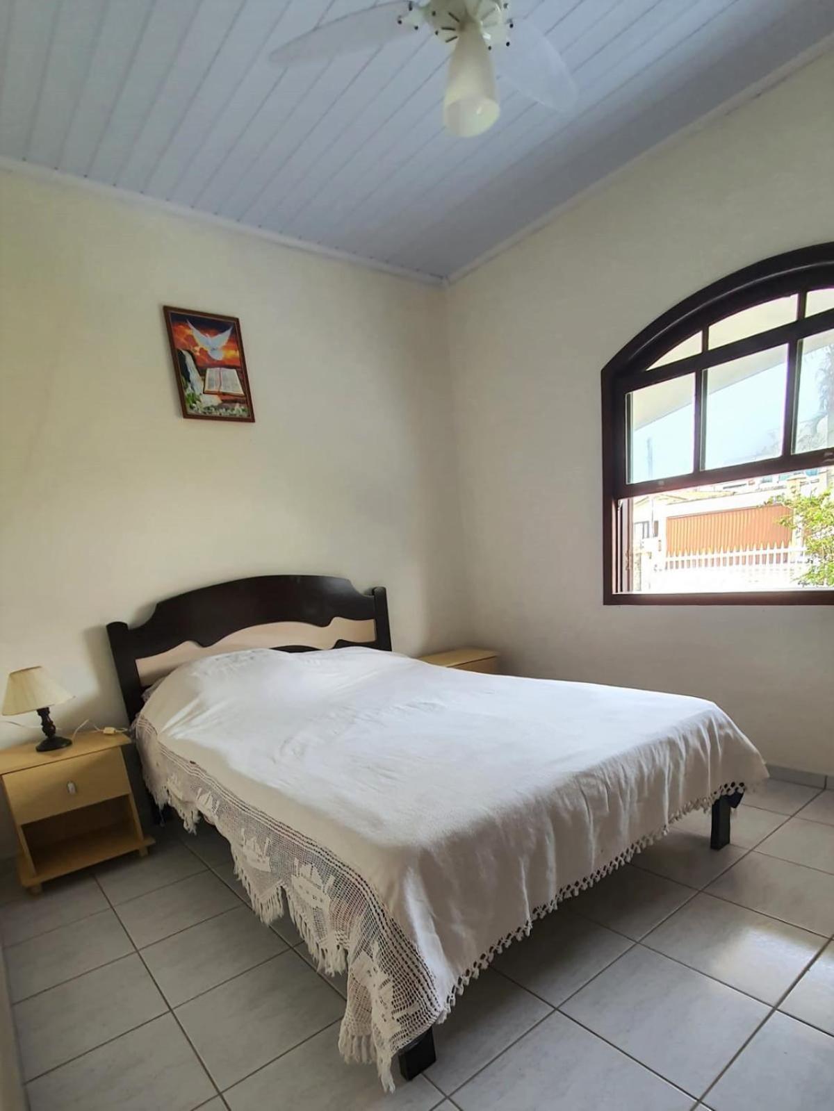 Casa 3 quartos, 2 bwcs e a meia quadra da praia!