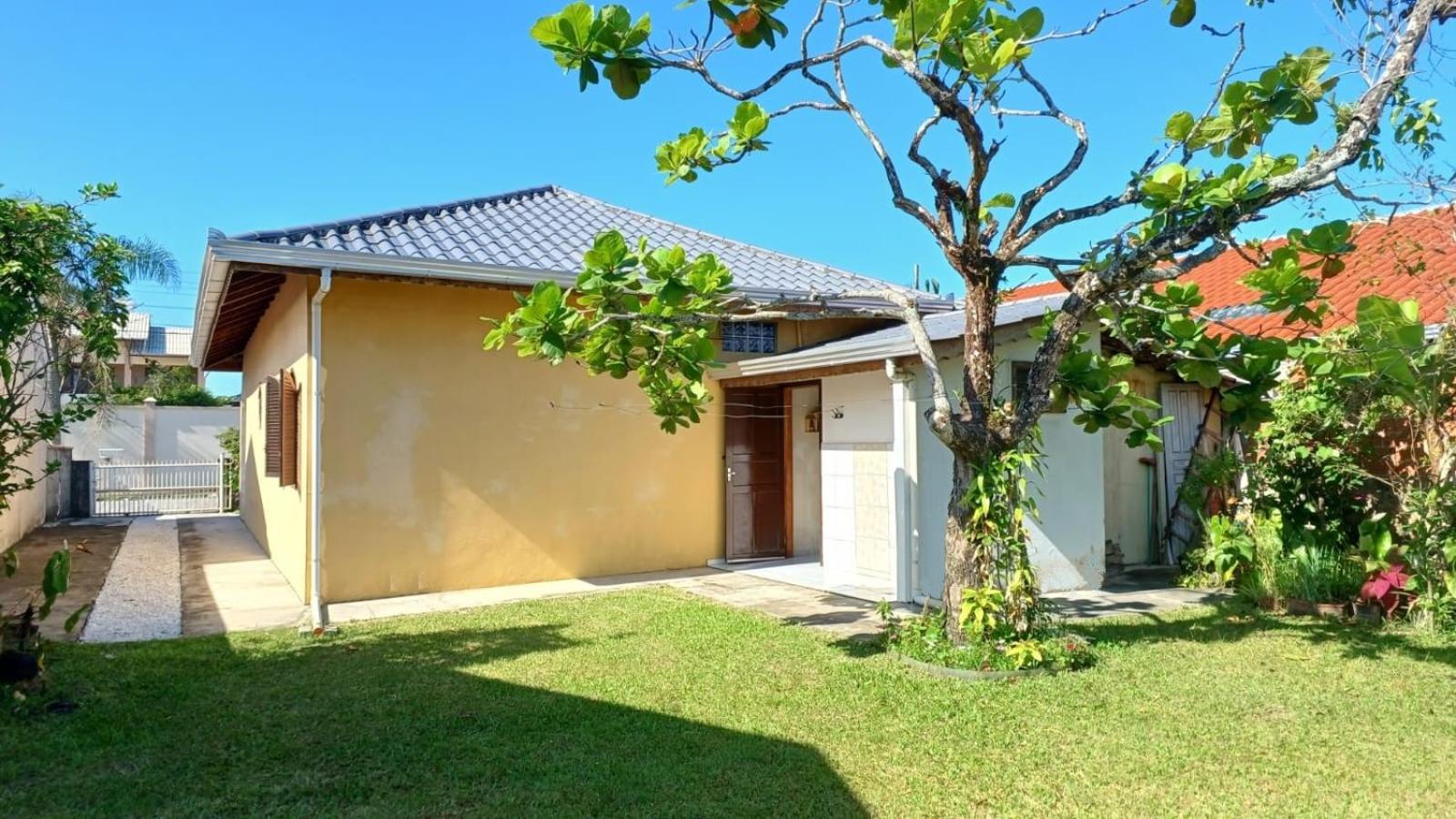 Casa 3 quartos, 2 bwcs e a meia quadra da praia!
