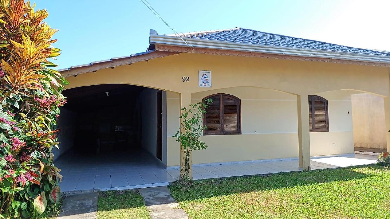Casa 3 quartos, 2 bwcs e a meia quadra da praia!