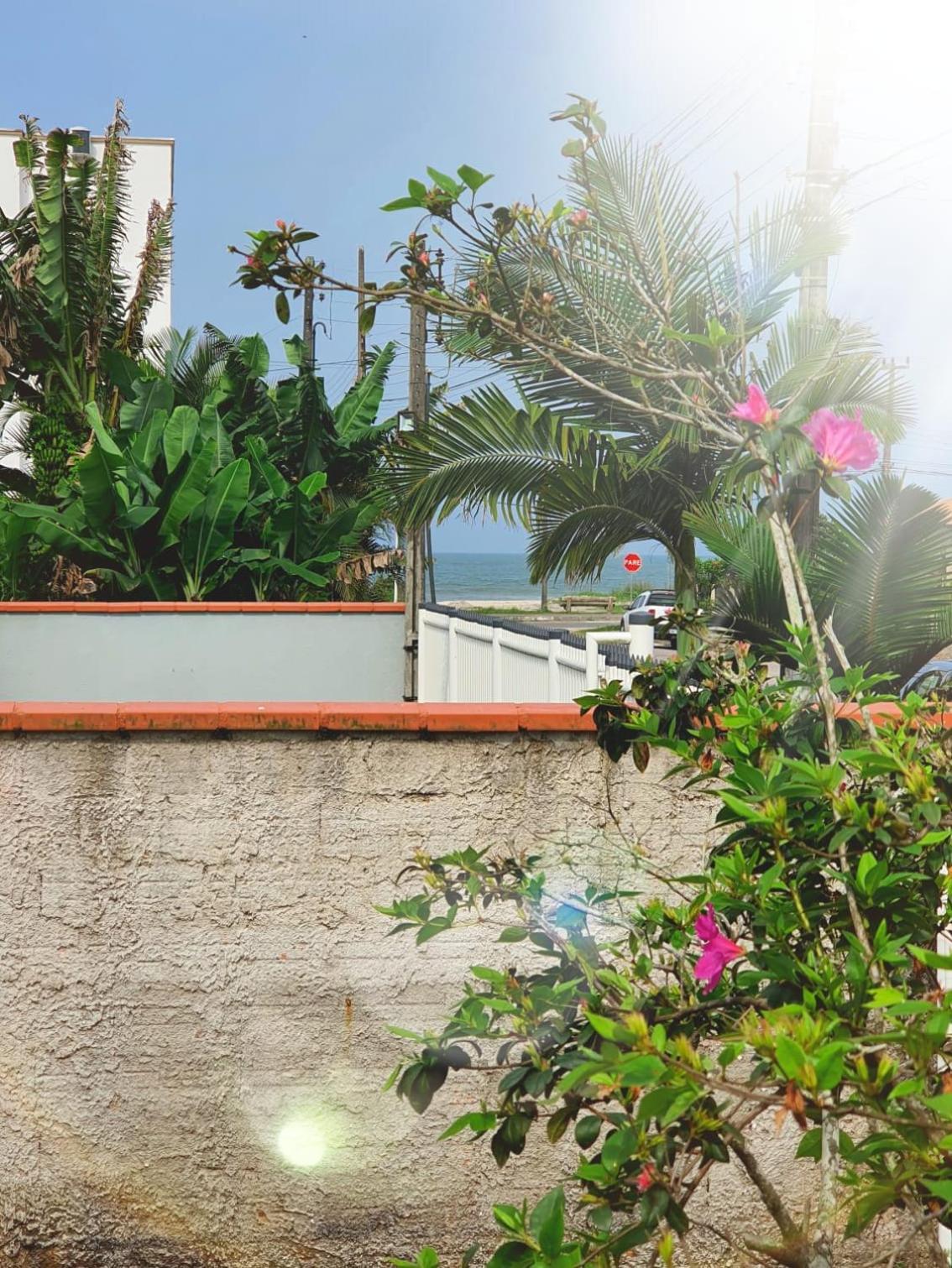 Casa 3 quartos, 2 bwcs e a meia quadra da praia!