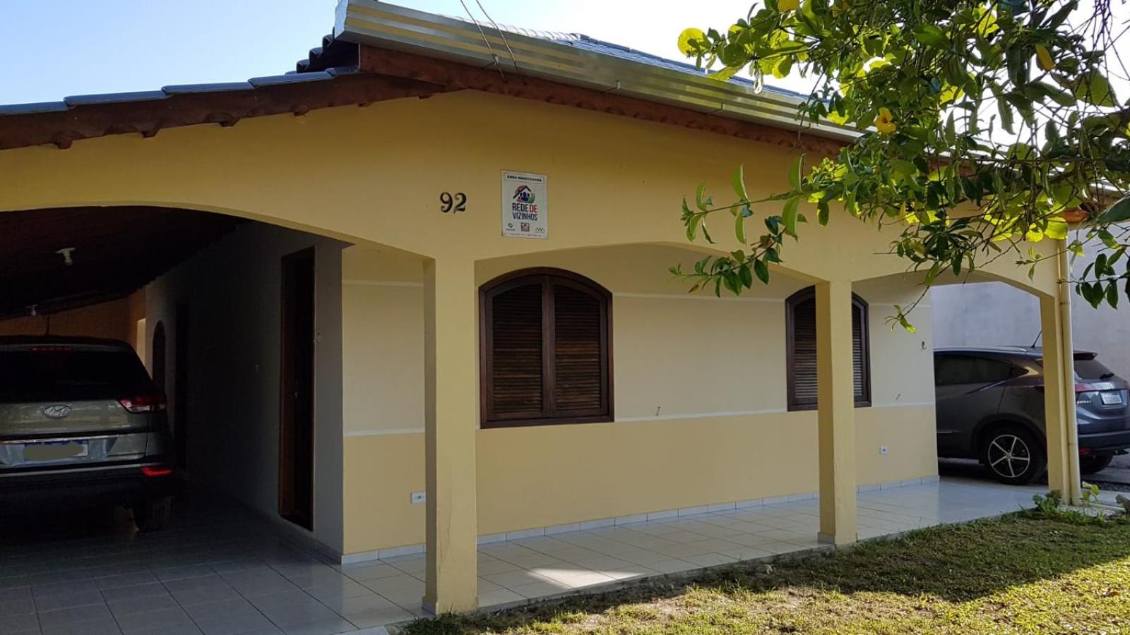 Casa 3 quartos, 2 bwcs e a meia quadra da praia!