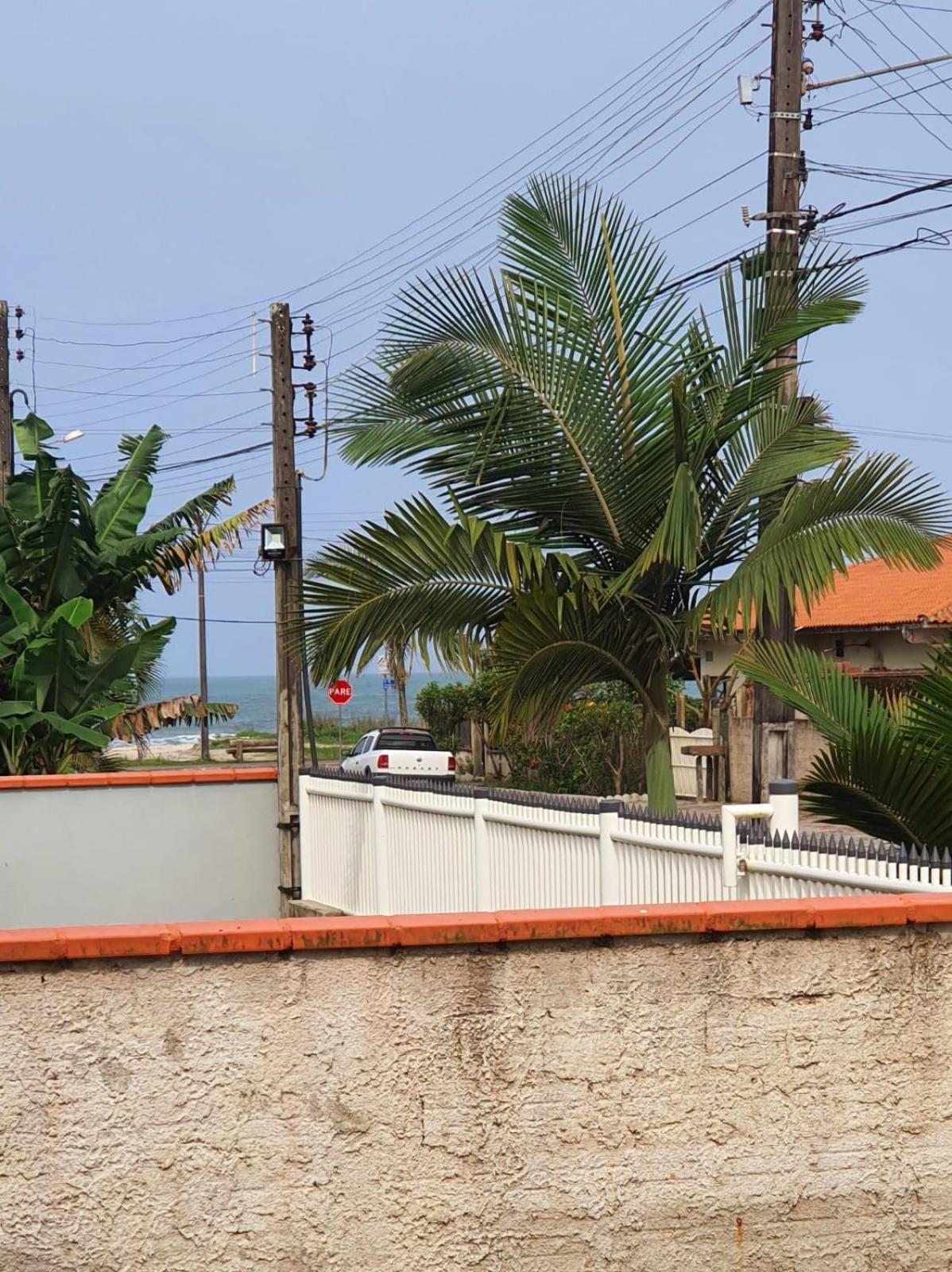 Casa 3 quartos, 2 bwcs e a meia quadra da praia!