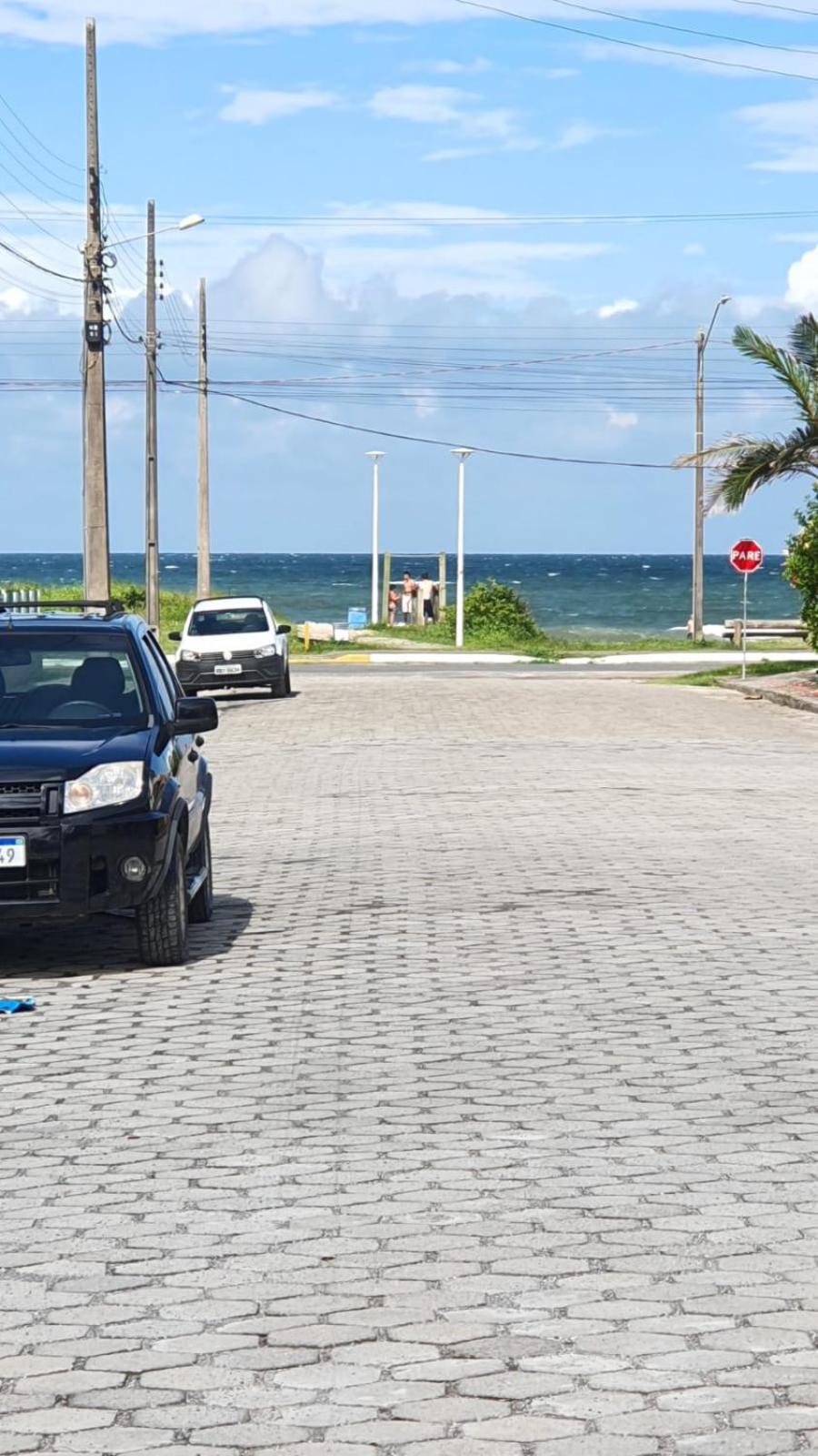 Casa 3 quartos, 2 bwcs e a meia quadra da praia!
