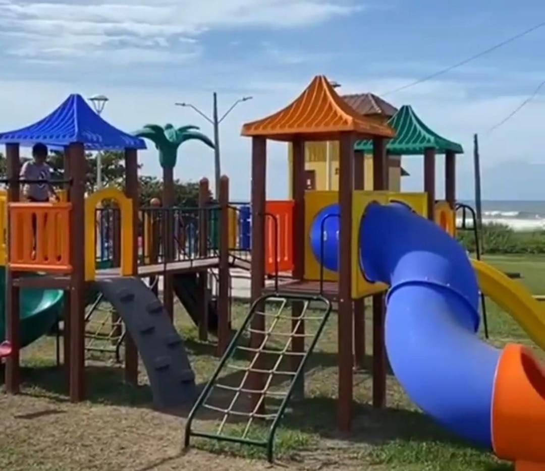 Casa 3 quartos, 2 bwcs e a meia quadra da praia!