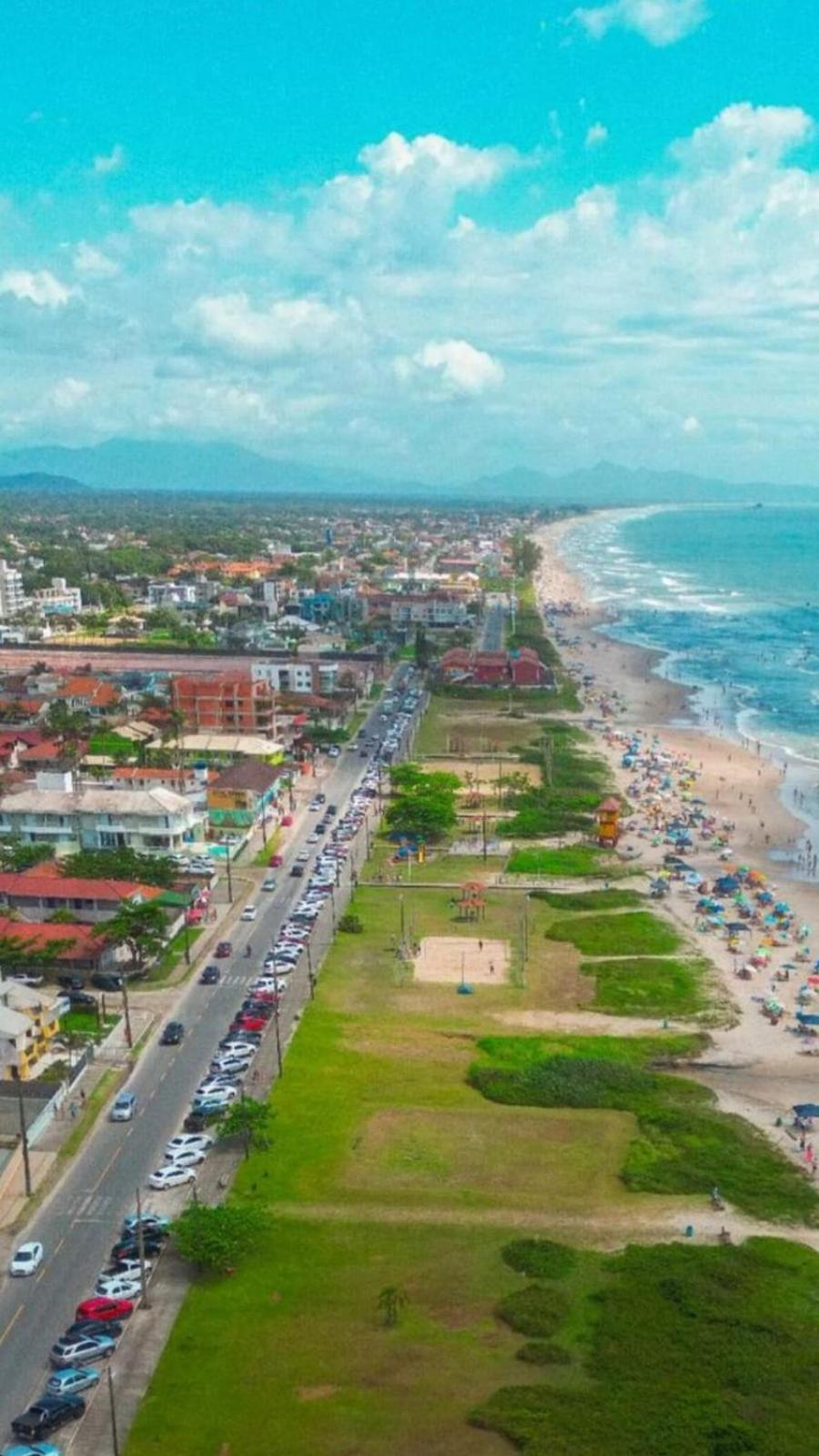 Casa 3 quartos, 2 bwcs e a meia quadra da praia!