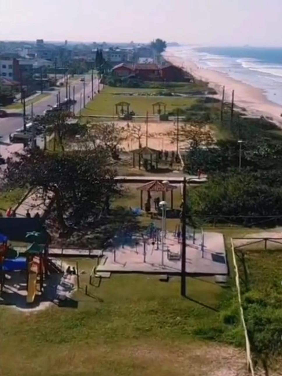 Casa 3 quartos, 2 bwcs e a meia quadra da praia!