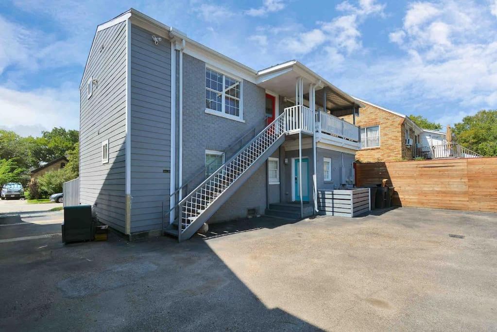Prolific Red Luxe: Private Deck + Stylish Living view 4