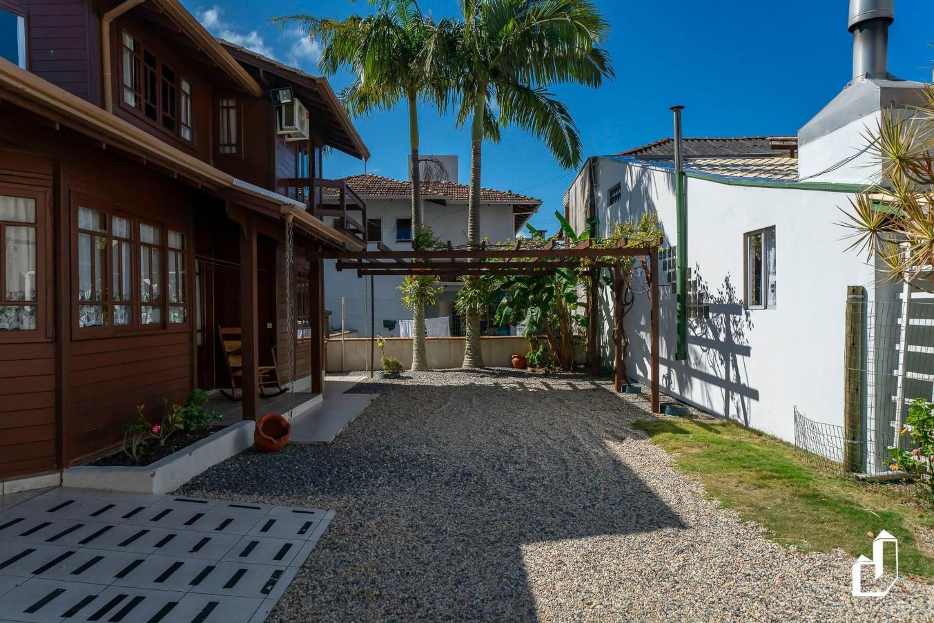 Casa com 03 dormitórios