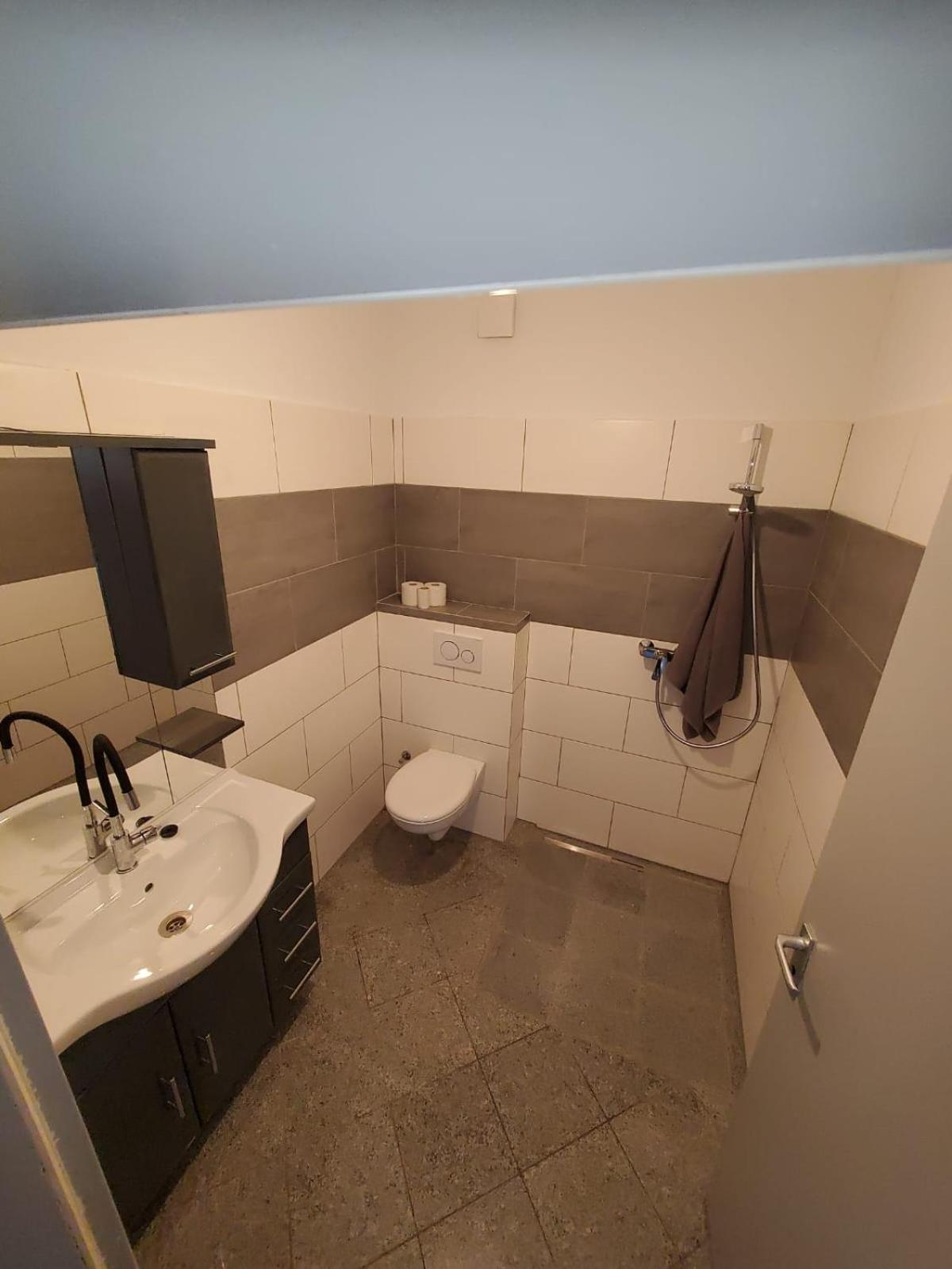 Große 3 Zi Wohnung auf der Pferde Farm