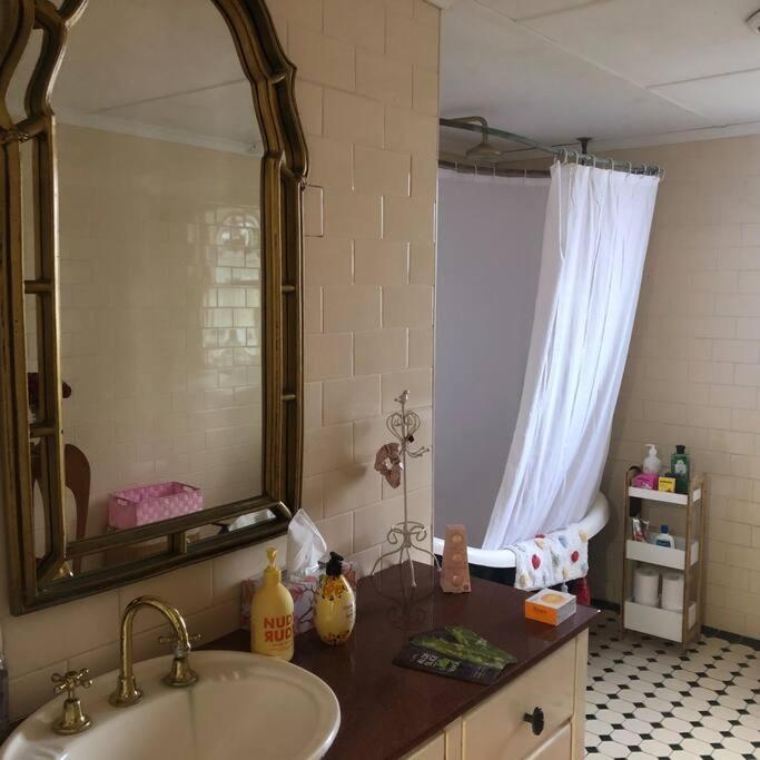 Free Wi-fi, spacious, Netflix. Long term discount