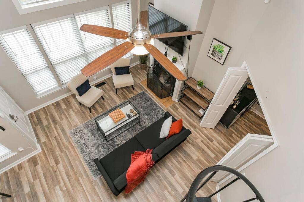 Modern Loft/ Minutes from the Airport view 4