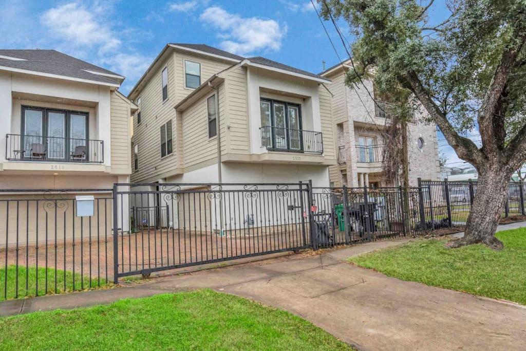 Prolific 3Story w Game Room-HotTub-Near DT