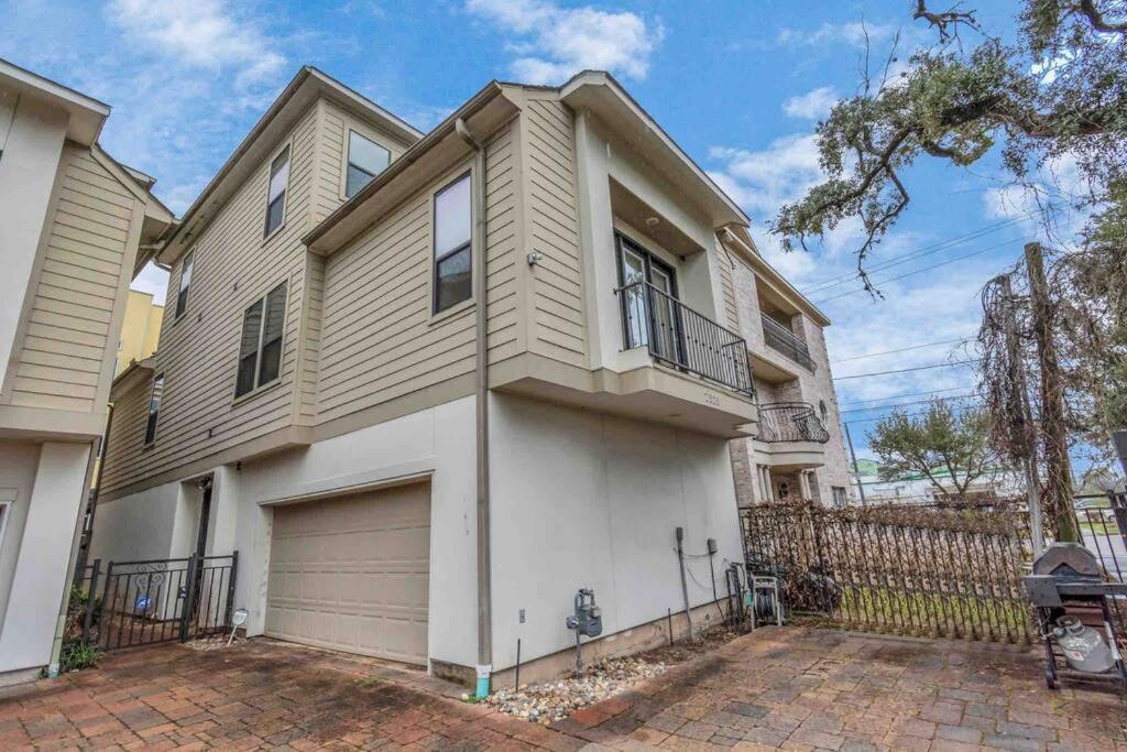 Prolific 3Story w Game Room-HotTub-Near DT