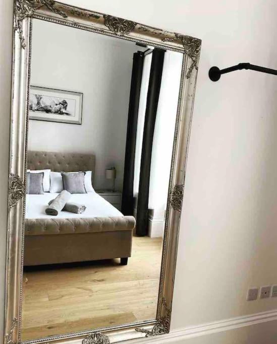 Grand Apartment on HOE/BARBICAN Allocated PARKING! view 4