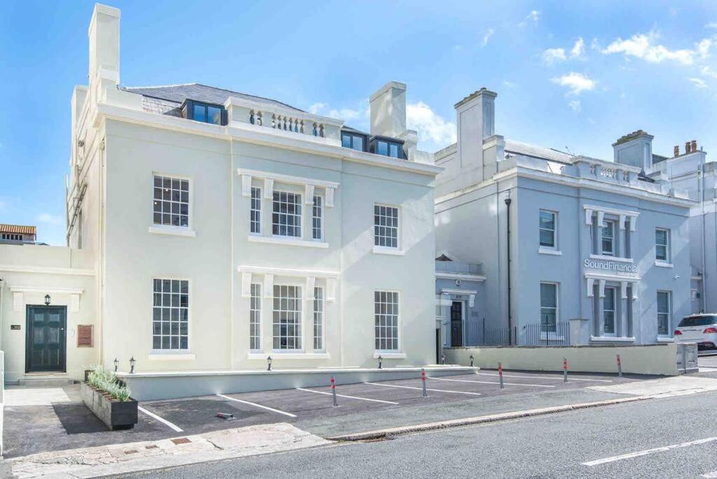 Grand Apartment on HOE/BARBICAN Allocated PARKING! view 5