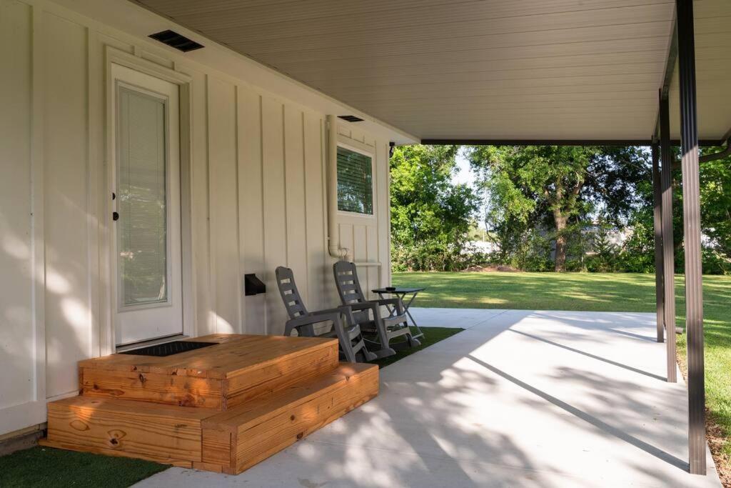 Bayou Retreat-Located on Tranquill Bayou Lafourche view 2