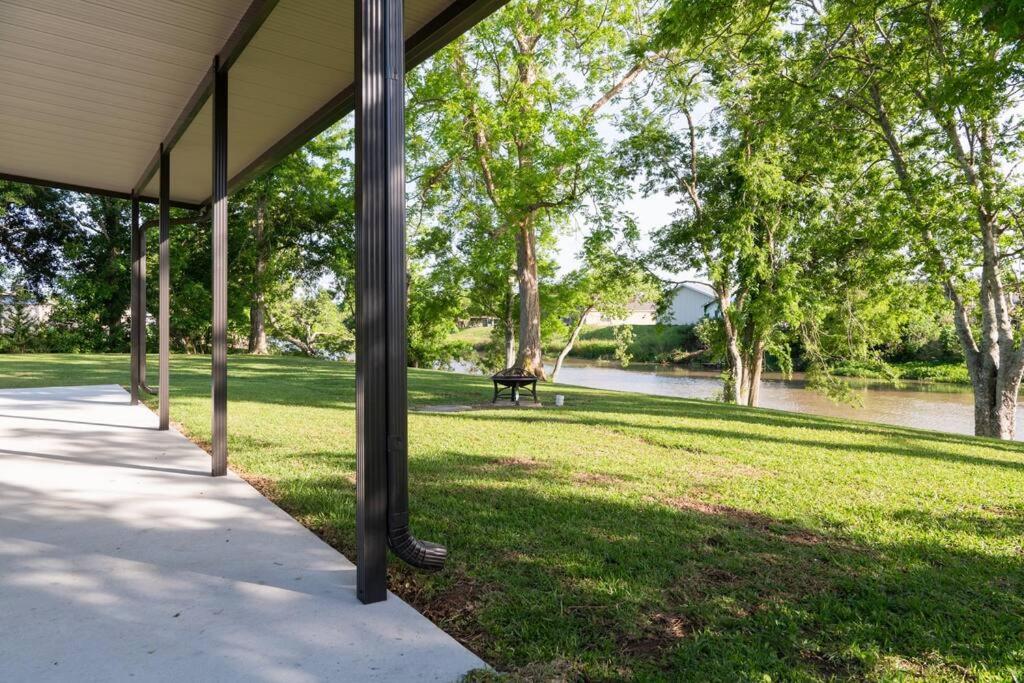 Bayou Retreat-Located on Tranquill Bayou Lafourche view 5