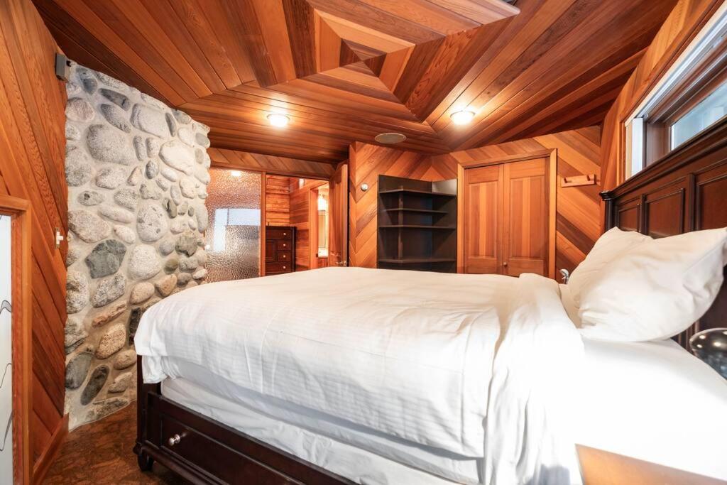 Snowridge Chalet by Outpost Whistler