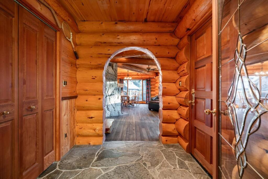 Snowridge Chalet by Outpost Whistler