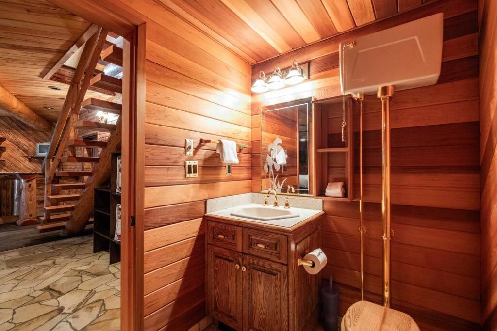 Snowridge Chalet by Outpost Whistler