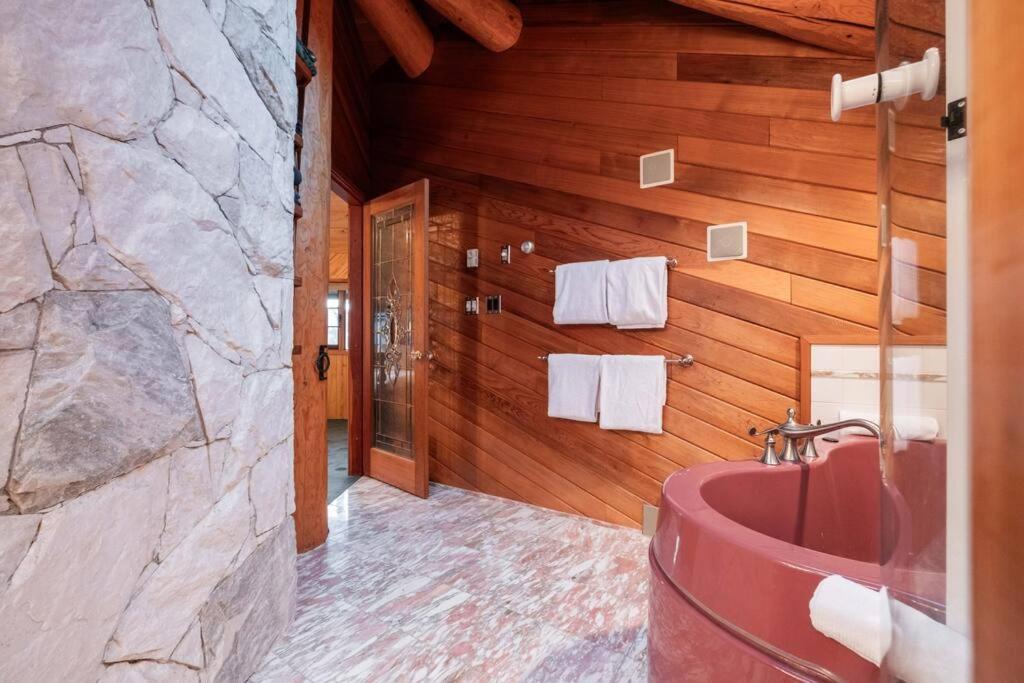 Snowridge Chalet by Outpost Whistler